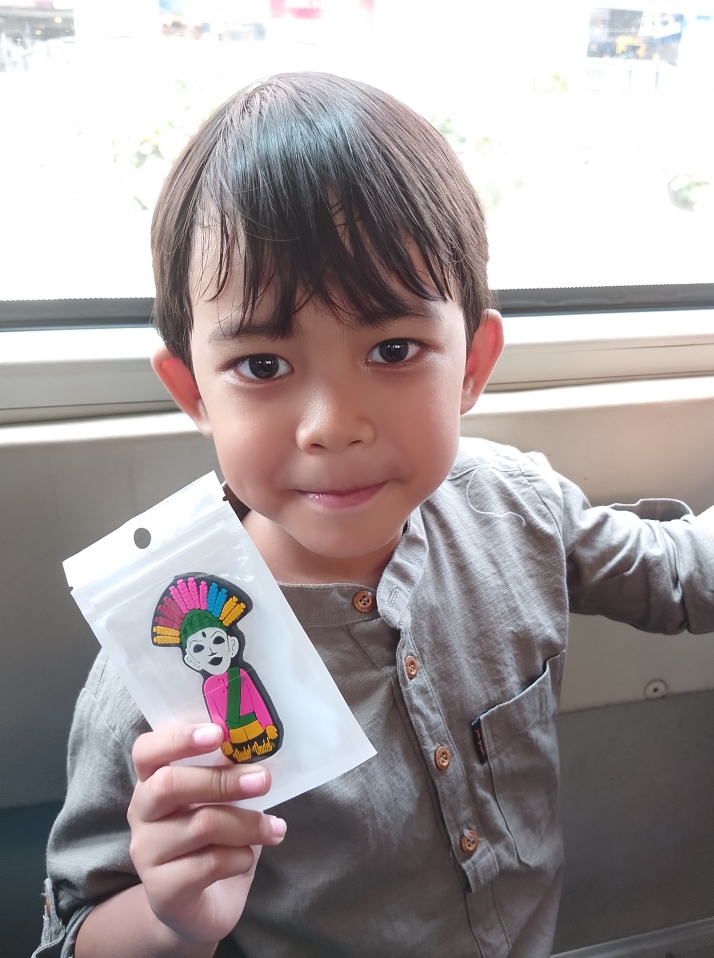 Gambar 1. Harta Karun Buku, Gambar 2. Laut Warna, Tulisan 3. Dadang Si Udang