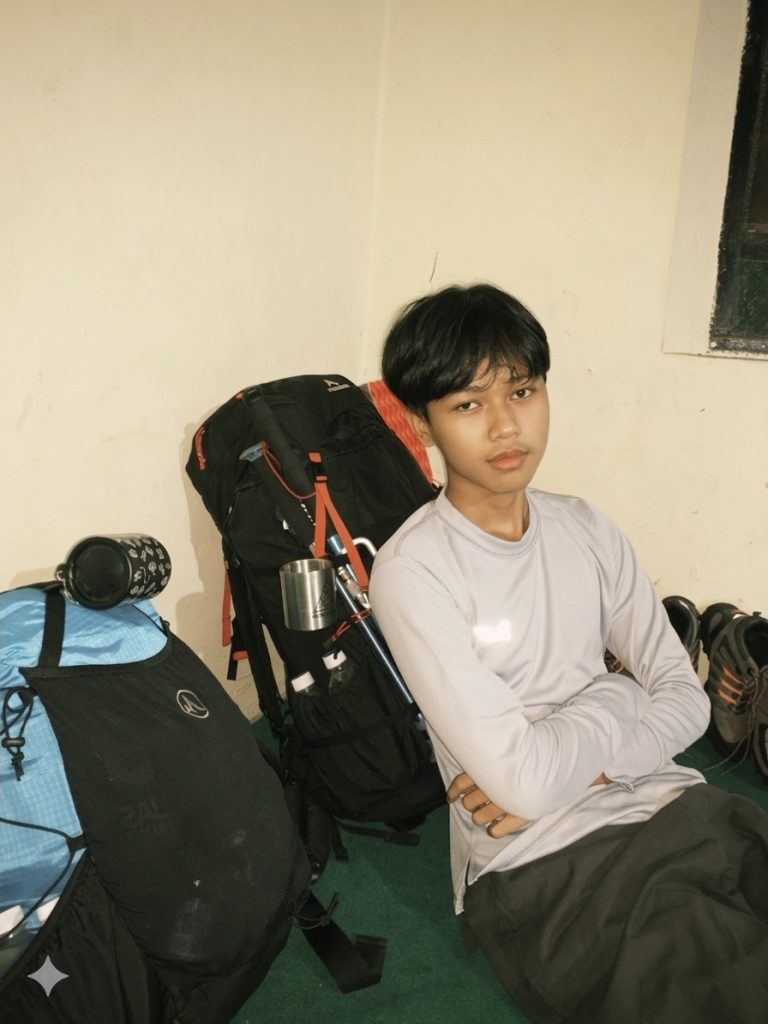 Kususun Tulang Belakangmu, Tapi Kau Memilih Melata